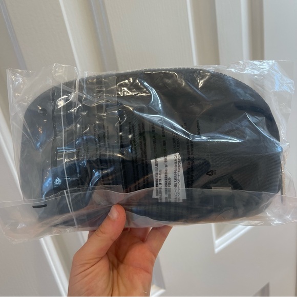 NWT Black / GOLD Lululemon Everywhere Belt bag 1L original size GOLD metal logo - Picture 5 of 15